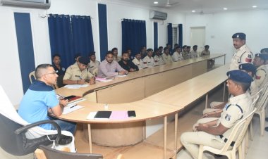 पुलिस अधीक्षक बस्तर द्वारा लिया गया डायल-112 की मीटिंग  उत्कृष्ट कार्य करने वाले जवानों को किया गया सम्मानित