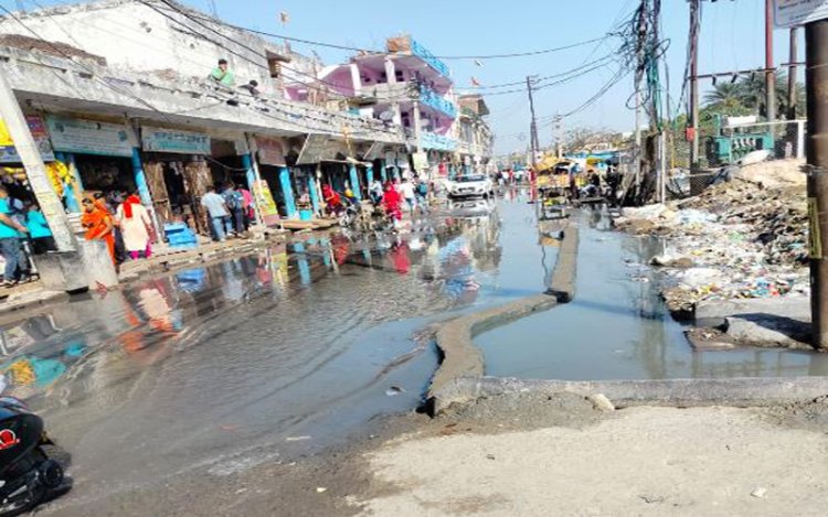 नोएडा के याकूबपुर की सड़क बनी तलाब, ग्रामीण प्रधिकारण से नाराज