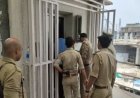 घंटों तक लिफ्ट में फंसा रहा इंजीनियर, पुलिस ने ऐसे बचाई जान