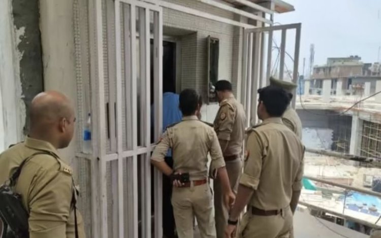 घंटों तक लिफ्ट में फंसा रहा इंजीनियर, पुलिस ने ऐसे बचाई जान