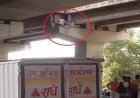 नोएडा फ्लाईओवर पर स्कूटी सवार युवती का खतरनाक हादसा, दो लेन के बीच पिलर पर अटकी