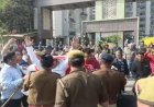 नोएडा में प्राधिकरण और बिल्डरों के खिलाफ फूटा लोगों का गुस्सा