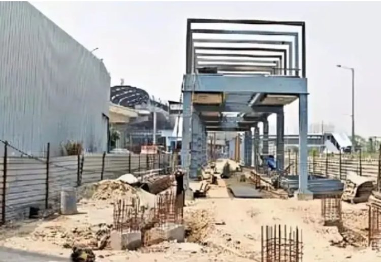नोएडा में एक्‍वा को ब्‍लू लाइन मेट्रो से जोड़ने का अभी हवा में लटका, स्काईवॉक पूरा करने को मिली नई डेडलाइन