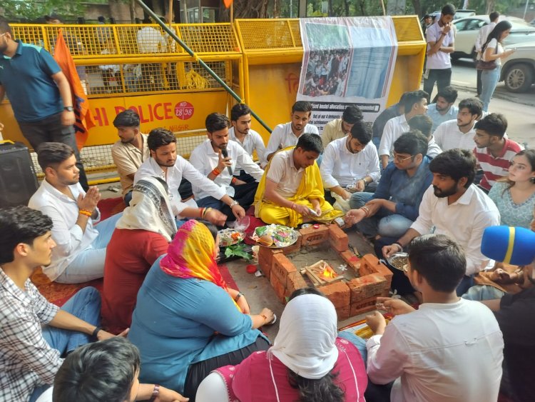 छात्रहित की मांगों को लेकर दिल्ली विश्वविद्यालय में अभाविप का धरना चौथे दिन भी जारी, यज्ञ कर मांगी प्रशासन की सद्बुद्धि