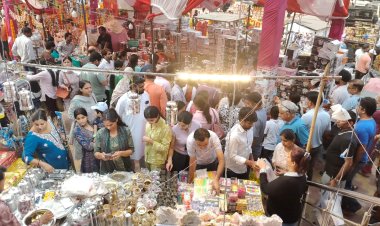 धनतेरस पर ग्रेटर नोएडा के बाजारों में दिखी जबरदस्त रौनक, जलालपुर रोड पर जाम हटवाने में चौकी प्रभारी की तत्परता