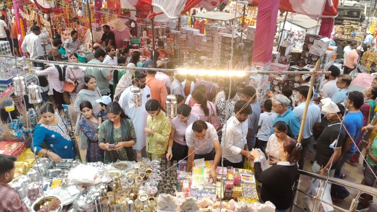 धनतेरस पर ग्रेटर नोएडा के बाजारों में दिखी जबरदस्त रौनक, जलालपुर रोड पर जाम हटवाने में चौकी प्रभारी की तत्परता